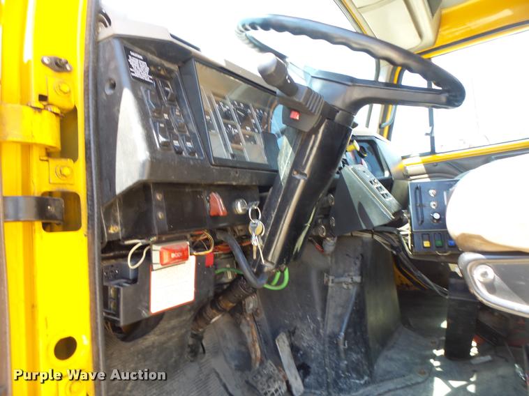 image for item DA3491 2002 International 4900 dump truck