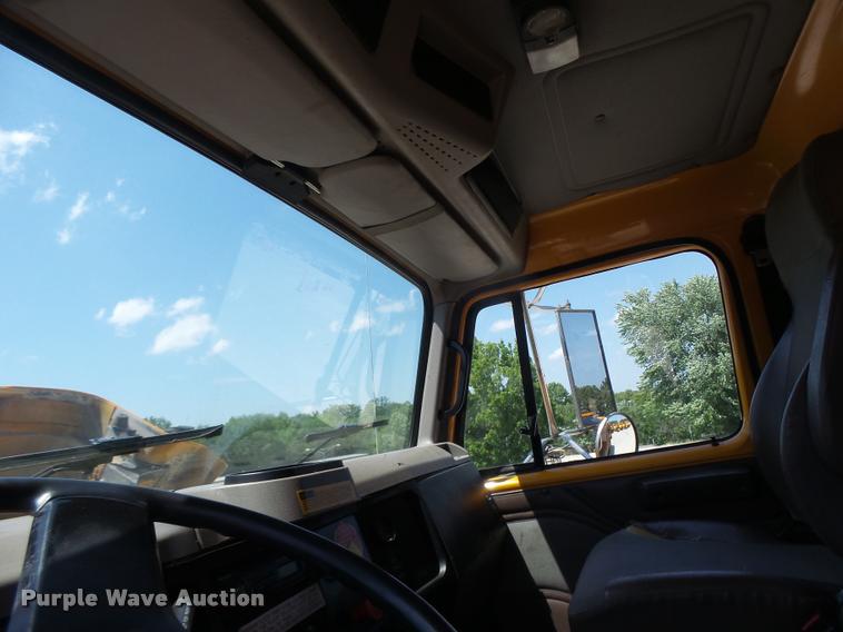 image for item DA3491 2002 International 4900 dump truck