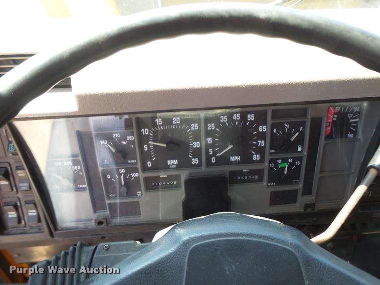 image for item DA3491 2002 International 4900 dump truck