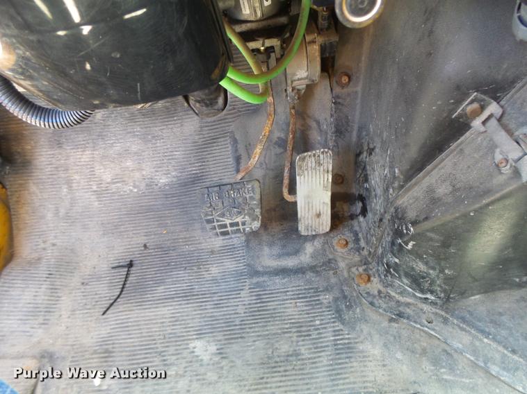 image for item DA3491 2002 International 4900 dump truck