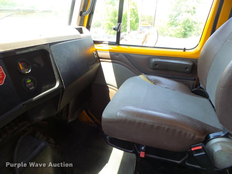 image for item DA3491 2002 International 4900 dump truck