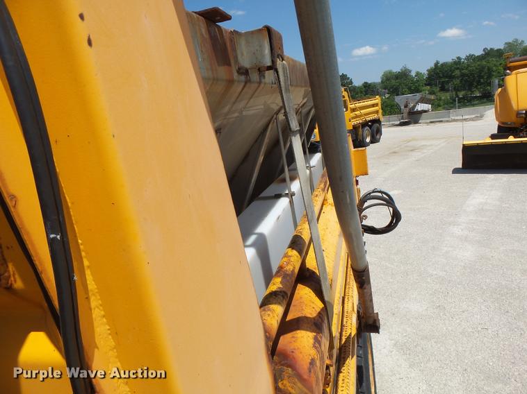 image for item DA3491 2002 International 4900 dump truck