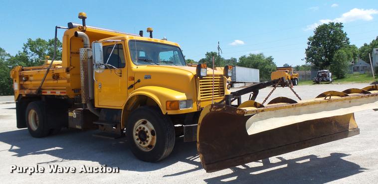 image for item DA3493 2002 International 4900 dump truck