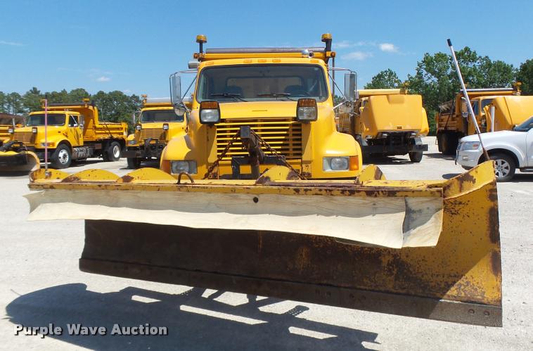 image for item DA3493 2002 International 4900 dump truck