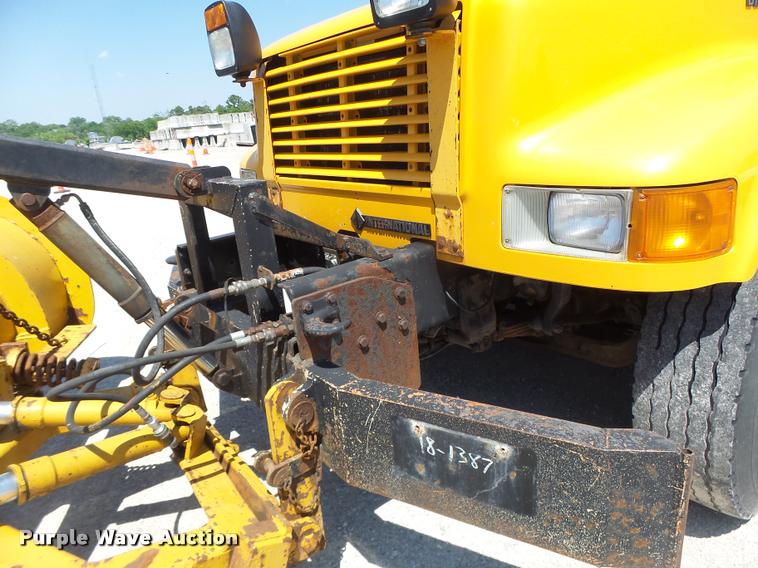 image for item DA3493 2002 International 4900 dump truck