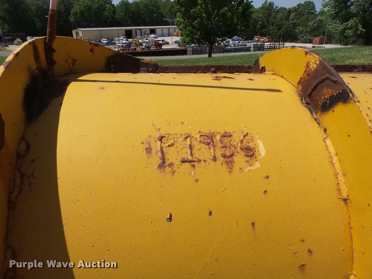 image for item DA3493 2002 International 4900 dump truck