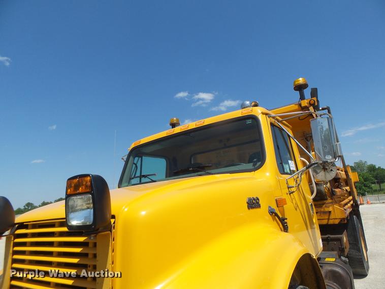 image for item DA3493 2002 International 4900 dump truck