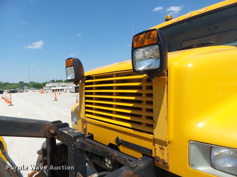 image for item DA3493 2002 International 4900 dump truck