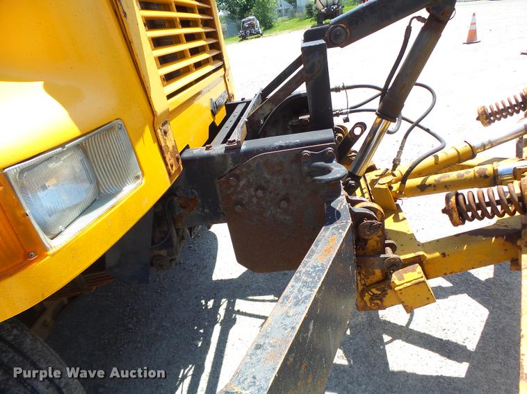 image for item DA3493 2002 International 4900 dump truck