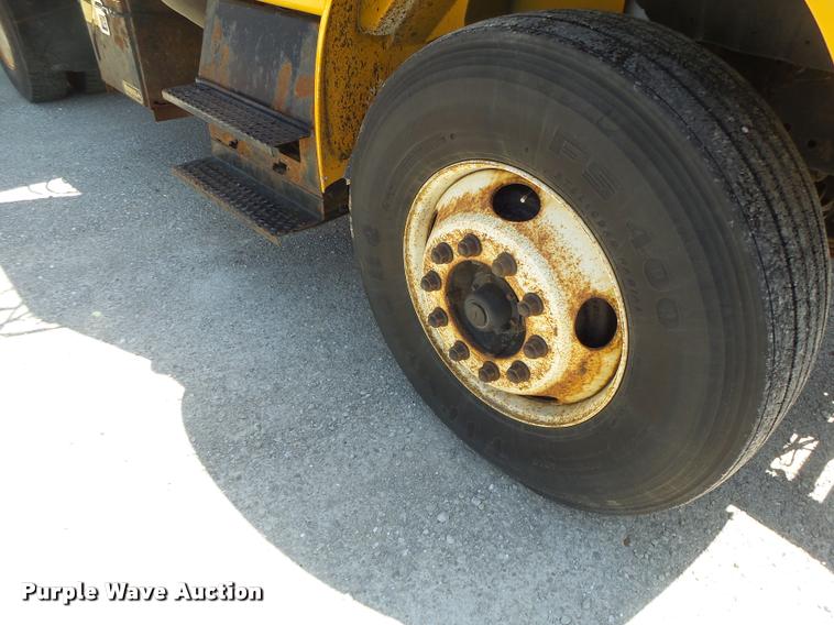 image for item DA3493 2002 International 4900 dump truck