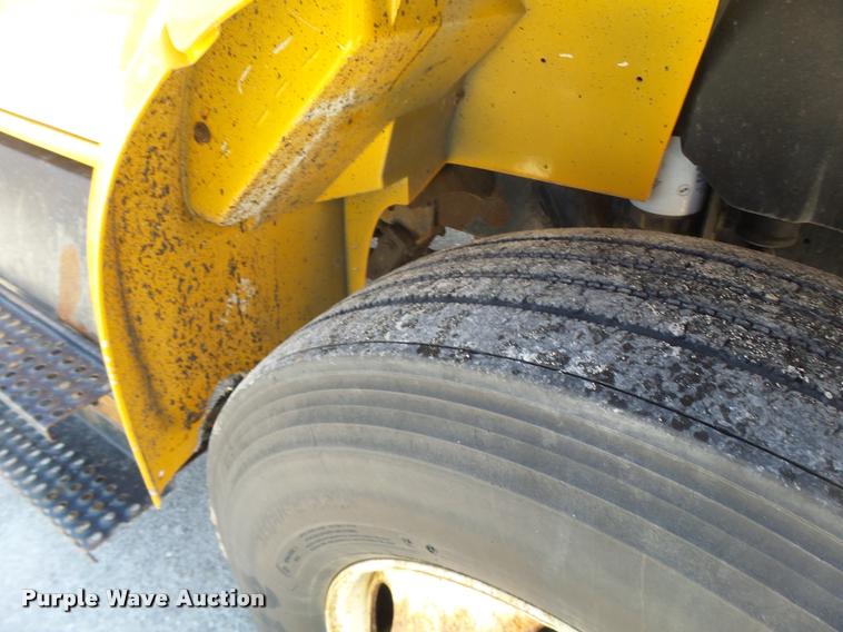 image for item DA3493 2002 International 4900 dump truck