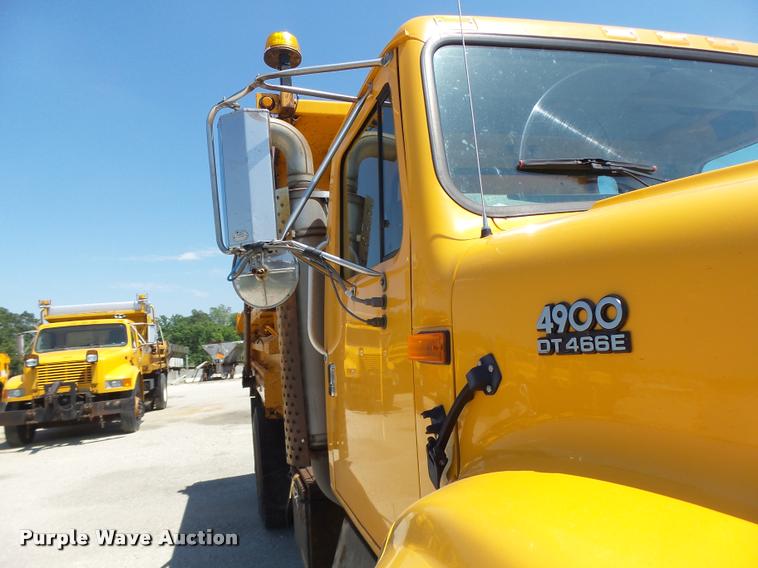 image for item DA3493 2002 International 4900 dump truck