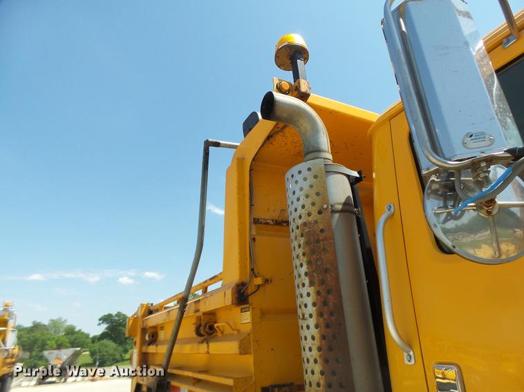 image for item DA3493 2002 International 4900 dump truck