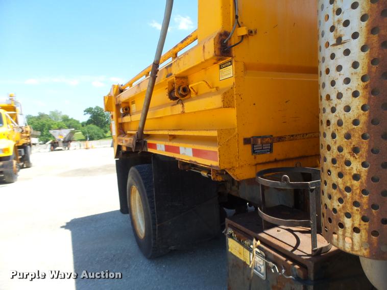 image for item DA3493 2002 International 4900 dump truck