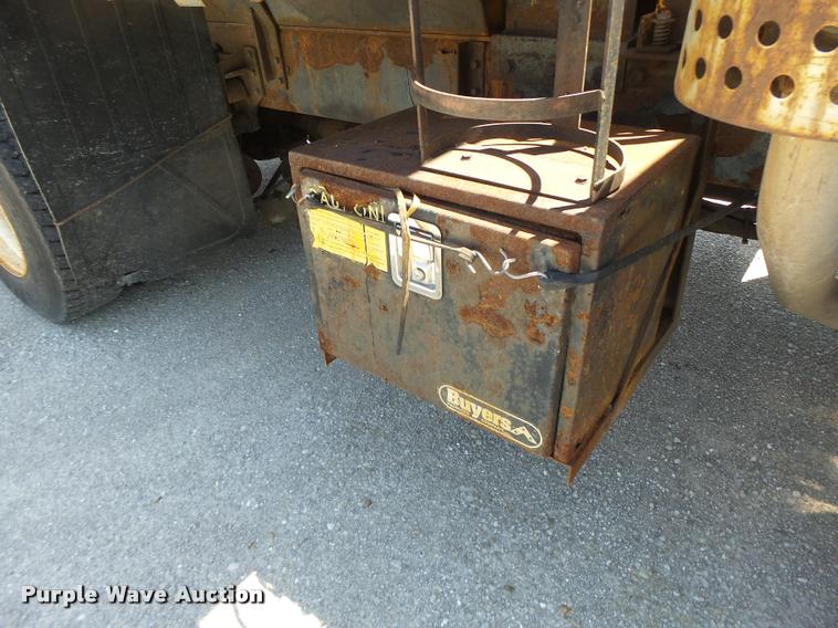 image for item DA3493 2002 International 4900 dump truck