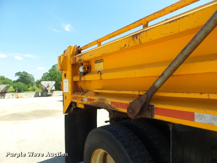 image for item DA3493 2002 International 4900 dump truck