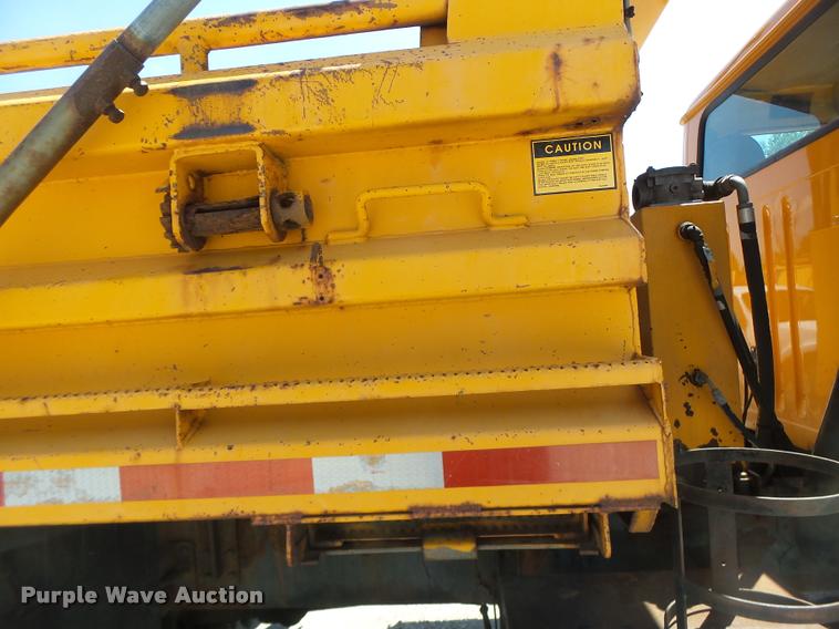 image for item DA3493 2002 International 4900 dump truck