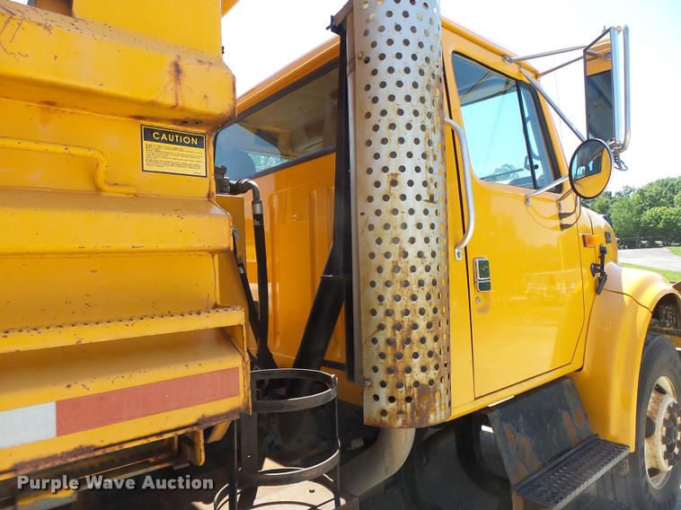 image for item DA3493 2002 International 4900 dump truck