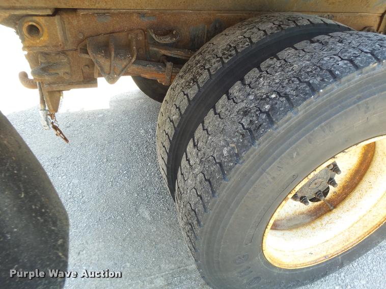 image for item DA3493 2002 International 4900 dump truck