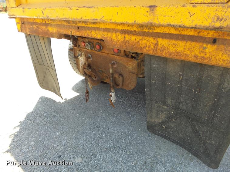 image for item DA3493 2002 International 4900 dump truck