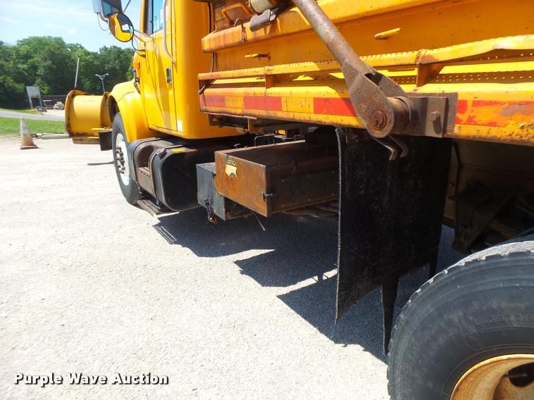 image for item DA3493 2002 International 4900 dump truck