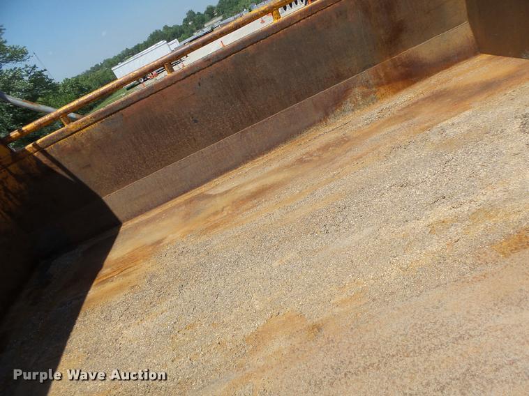 image for item DA3493 2002 International 4900 dump truck