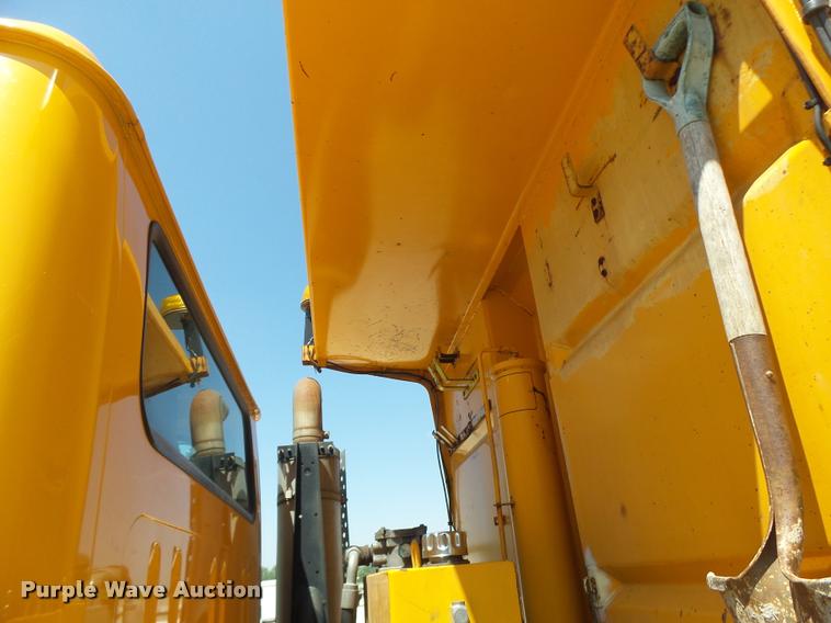 image for item DA3493 2002 International 4900 dump truck