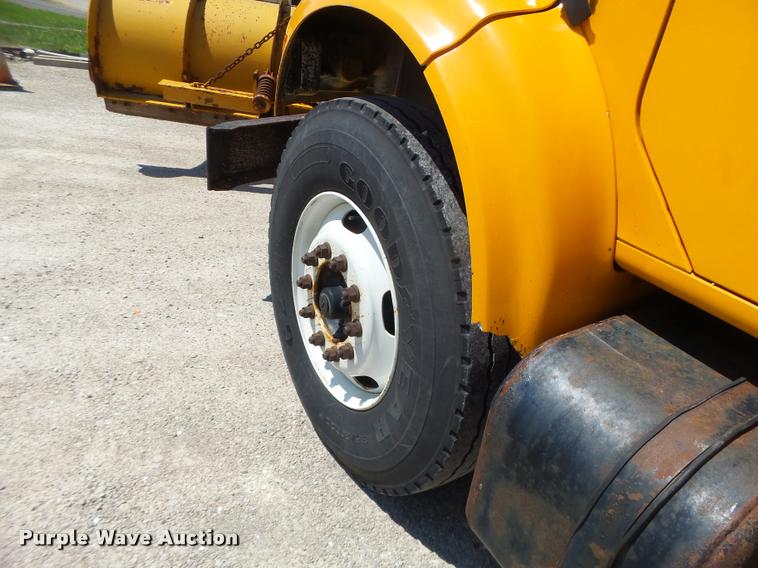 image for item DA3493 2002 International 4900 dump truck