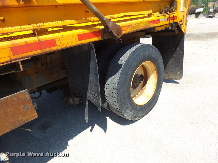 image for item DA3493 2002 International 4900 dump truck