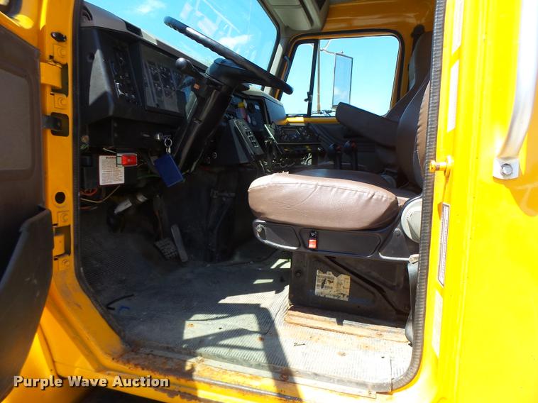 image for item DA3493 2002 International 4900 dump truck