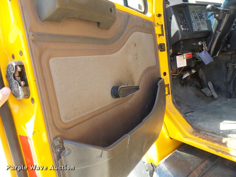 image for item DA3493 2002 International 4900 dump truck