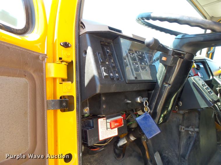 image for item DA3493 2002 International 4900 dump truck