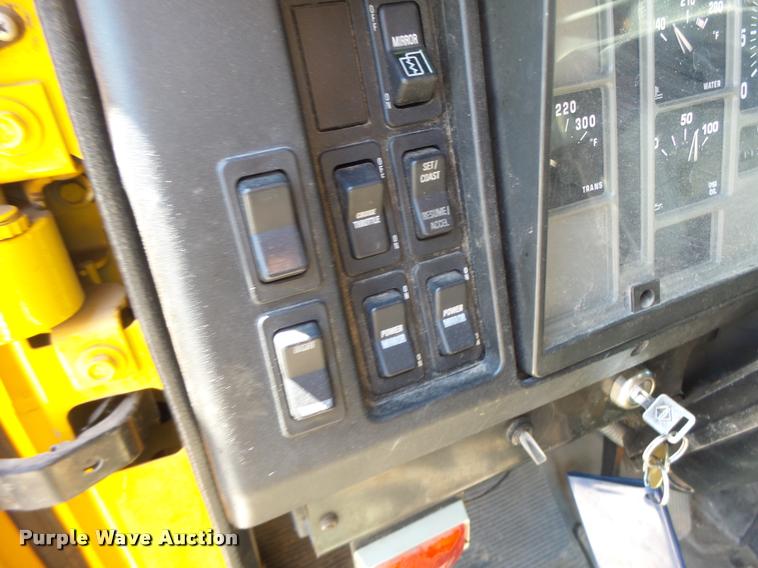 image for item DA3493 2002 International 4900 dump truck