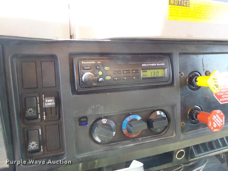 image for item DA3493 2002 International 4900 dump truck