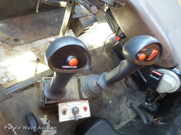 image for item DA3493 2002 International 4900 dump truck