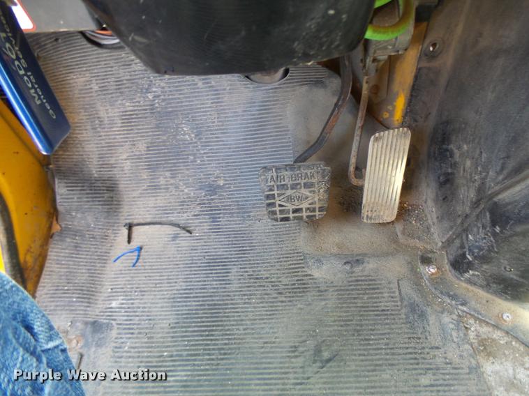 image for item DA3493 2002 International 4900 dump truck