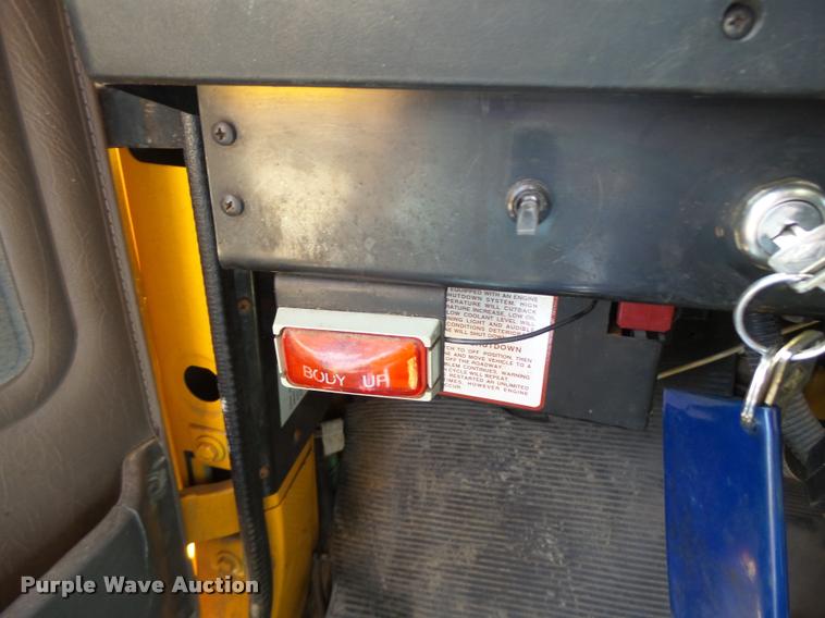 image for item DA3493 2002 International 4900 dump truck