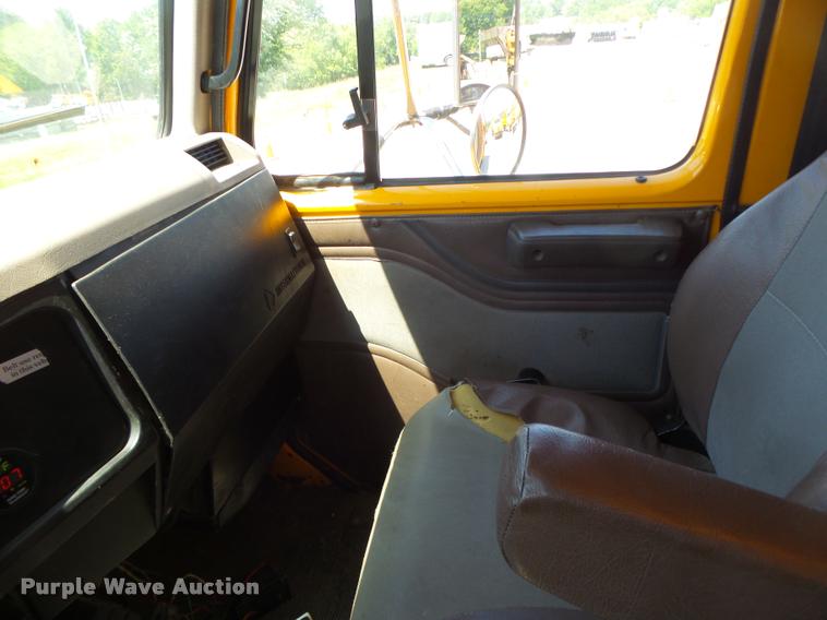 image for item DA3493 2002 International 4900 dump truck