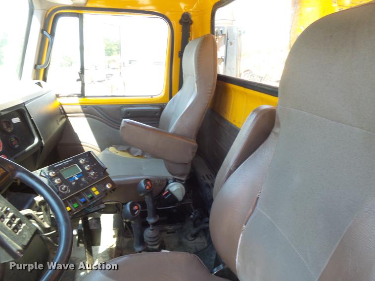 image for item DA3493 2002 International 4900 dump truck