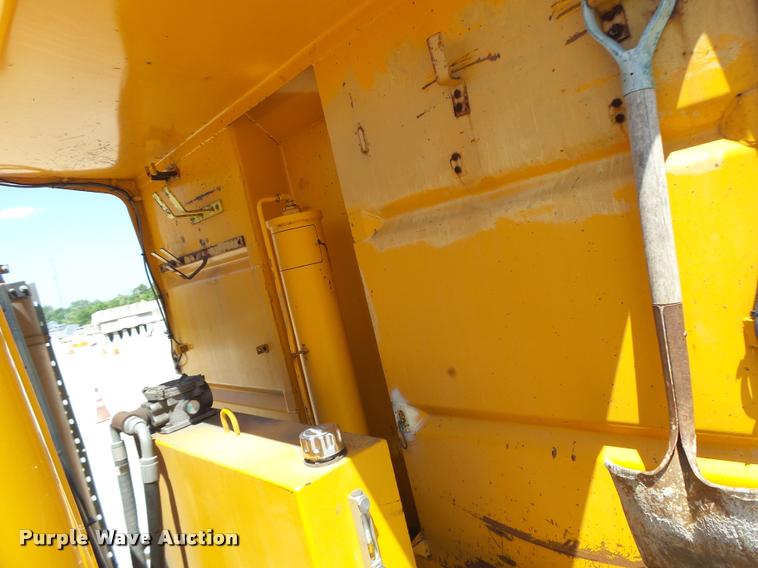 image for item DA3493 2002 International 4900 dump truck