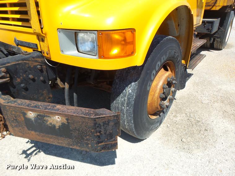 image for item DA3494 2000 International 4900 dump truck