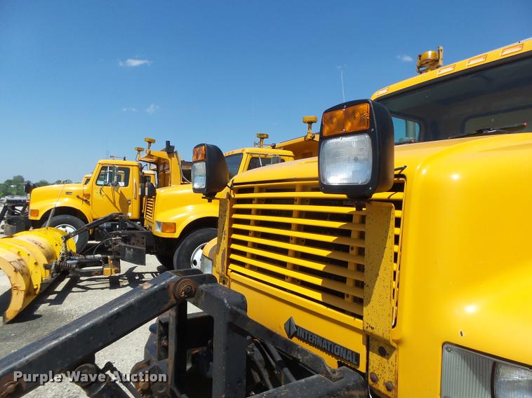 image for item DA3494 2000 International 4900 dump truck