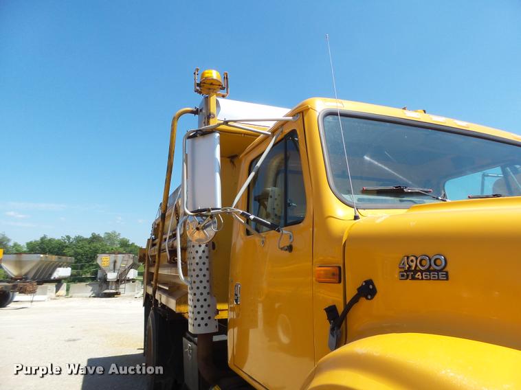 image for item DA3494 2000 International 4900 dump truck