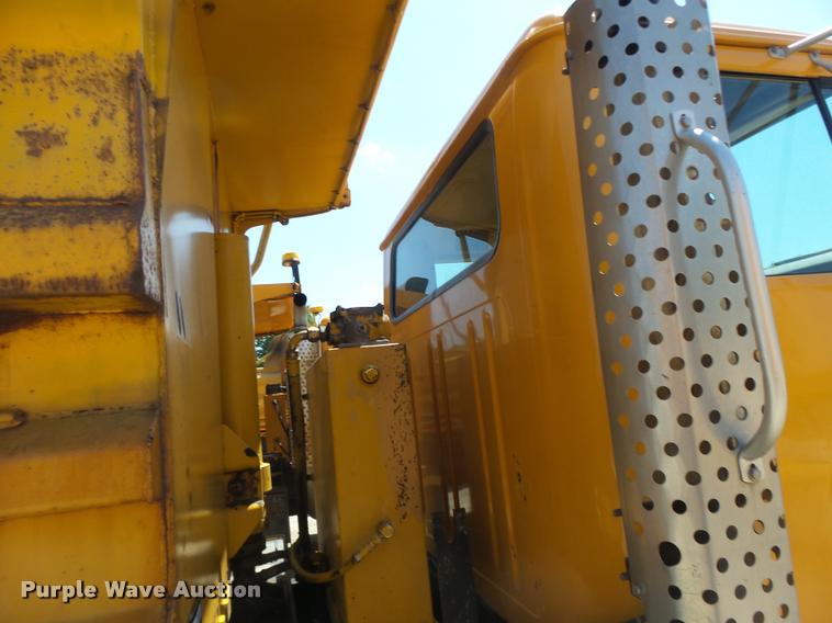 image for item DA3494 2000 International 4900 dump truck