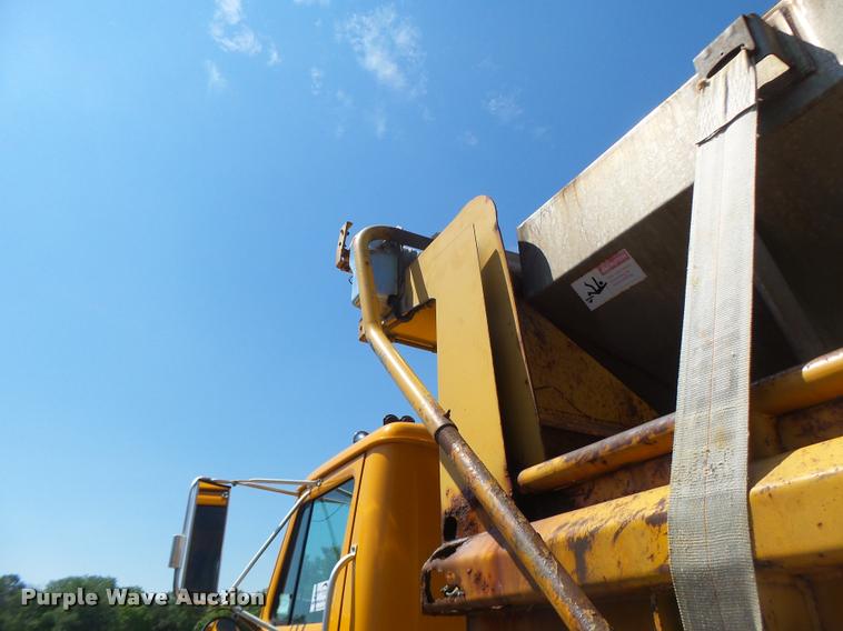 image for item DA3494 2000 International 4900 dump truck