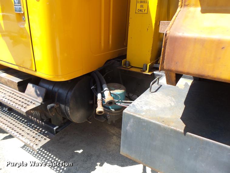 image for item DA3494 2000 International 4900 dump truck