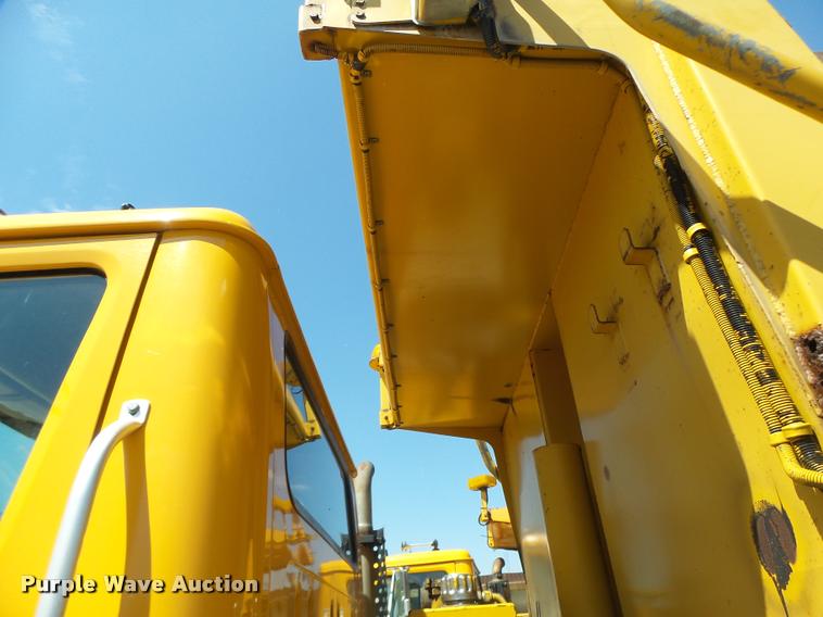 image for item DA3494 2000 International 4900 dump truck