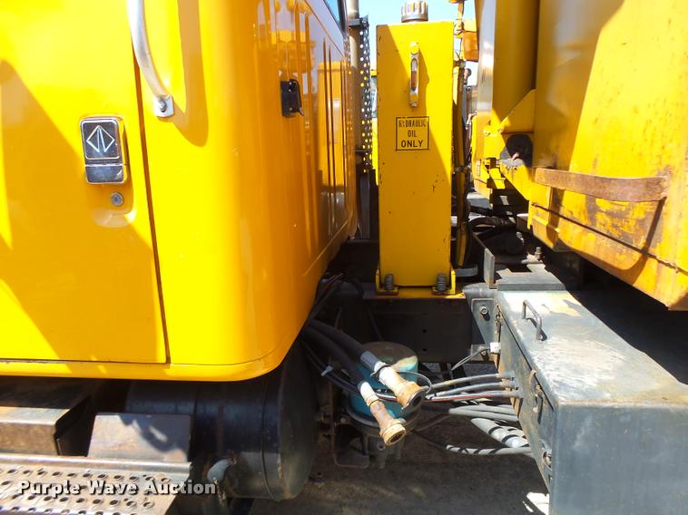 image for item DA3494 2000 International 4900 dump truck