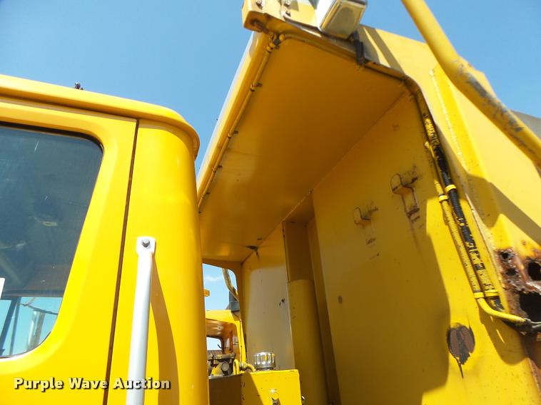 image for item DA3494 2000 International 4900 dump truck