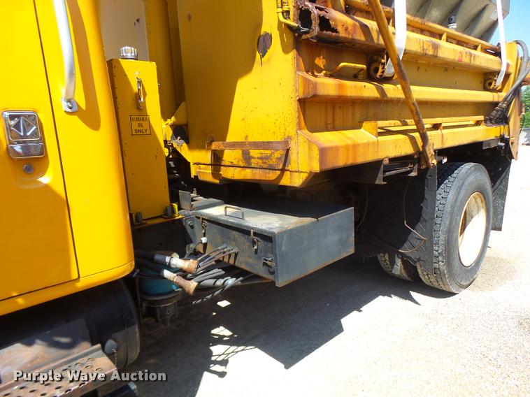 image for item DA3494 2000 International 4900 dump truck